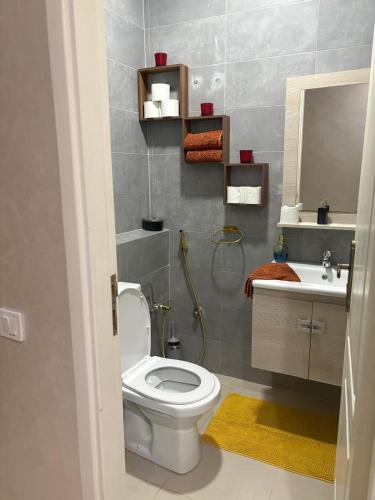 une salle de bain avec des toilettes blanches et un lavabo dans l'établissement Nice apartment with terrace overlooking pool, à Benslimane