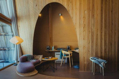 a room with an archway with a table and chairs at SANU 2nd Home 山中湖1st in Yamanakako