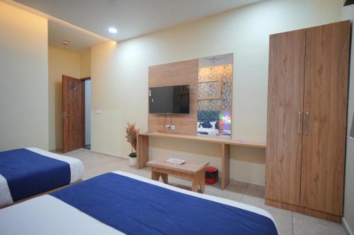 Μια τηλεόραση ή/και κέντρο ψυχαγωγίας στο hotel hill top inn vatva