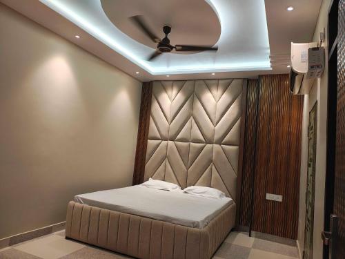 a bedroom with a bed with a ceiling fan at Hotel O THE ERA INFINITY HOTEL in Faithfulganj