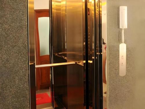 ダナンにあるOne Star Hotel Danangの黒い冷蔵庫(ガラスドア付)