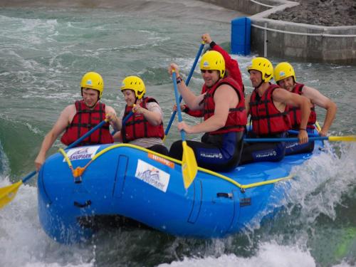 un grupo de personas en una balsa en el agua en Holiday home in Markkleeberg near a lake, en Markkleeberg