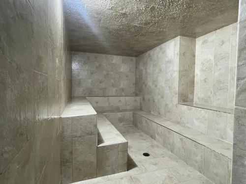 a bathroom with a stone shower with a bench at Apartamento Familiar en Sabaneta cerca al parque in Sabaneta