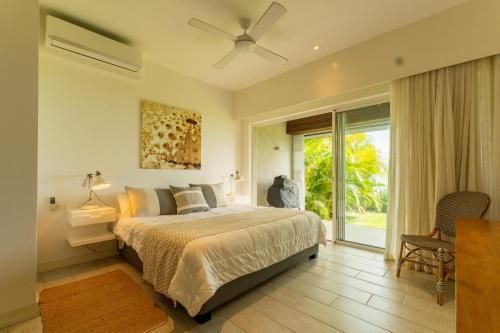 Ένα ή περισσότερα κρεβάτια σε δωμάτιο στο Lagoon view apartment right on beach