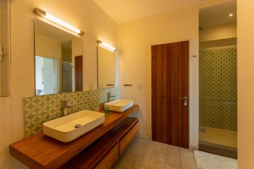 Ένα μπάνιο στο Lagoon view apartment right on beach