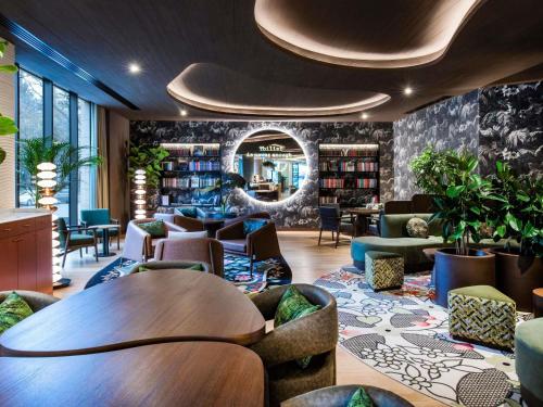 a library with tables and chairs in a room at Swissôtel Tbilisi in Tbilisi City