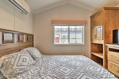 Dosanko Cottage & Andalusian Suite at Equestrian House PA في Pleasant Mount: غرفة نوم بها سرير ونافذة