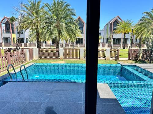 Πισίνα στο ή κοντά στο Beautiful Beach Villa family pool near the Grand