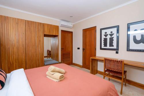 ein Schlafzimmer mit einem Bett mit Handtüchern darauf in der Unterkunft Stylish 1BR near Balangan Beach - Uluwatu in Bingin Beach