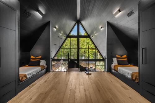 Foto sihtkohas Reed Creek asuva majutusasutuse Midnight Raven Lake House - luxury a-frame w boat galeriist
