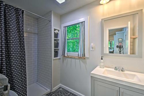 Koupelna v ubytování New Listing Blue Haven Nest w Dock