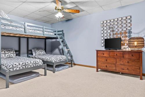 Ένα ή περισσότερα κρεβάτια σε δωμάτιο στο Lakefront with Dock and Hot Tub