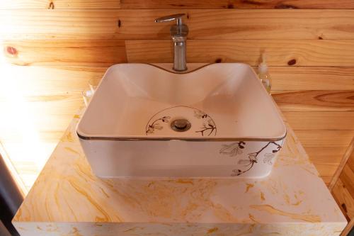a white sink on a counter in a bathroom at Homestay Đồi Mây Lộc Tân Bảo Lộc in Bảo Lâm
