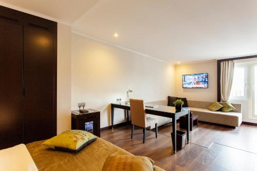 Μια τηλεόραση ή/και κέντρο ψυχαγωγίας στο Quentin Boutique Hotel