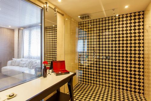 Ένα μπάνιο στο Quentin Boutique Hotel
