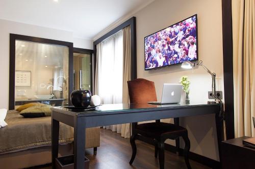 Μια τηλεόραση ή/και κέντρο ψυχαγωγίας στο Quentin Boutique Hotel