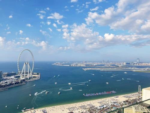 an aerial view of a beach and a ferris wheel at FAM Living- Luxe Penthouse in JBR Marina - Panaromic Sea View in Dubai
