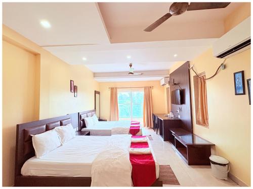 Postel nebo postele na pokoji v ubytování GC INTERNATIONAL - New Digha Sea Beach Hotel with SWIMMING POOL, PARKING, PRIVATE GYM, RESTAURANT