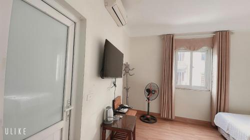 Una televisión o centro de entretenimiento en Phương Thảo Hotel - Near Noi Bai Airport