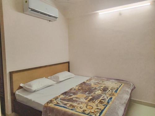Ένα ή περισσότερα κρεβάτια σε δωμάτιο στο Hotel Chandram - 450mtr I 10min walking from ShreeNath Ji temple Nathdwara 966o9o1oo6
