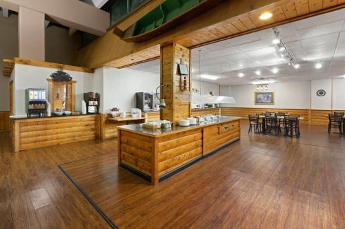 Gallery image of Ramada by Wyndham Grayling Hotel & Conference Center in Grayling