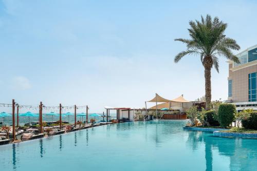 Poolen vid eller i närheten av Hilton Doha