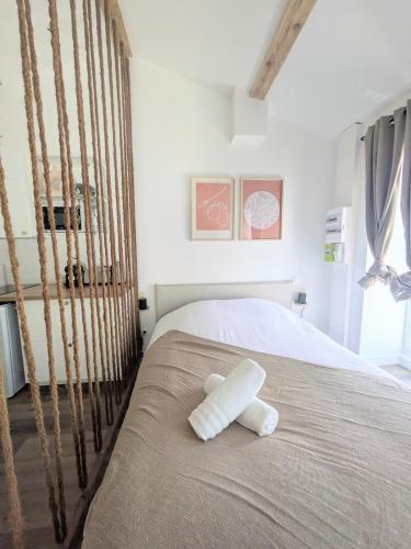 Ένα ή περισσότερα κρεβάτια σε δωμάτιο στο Cocon lumineux 4P avec jardin privé calme