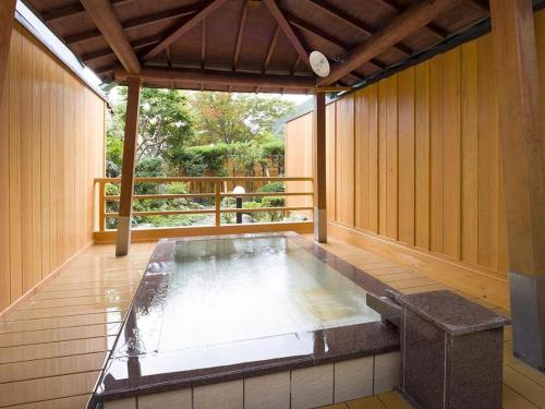 a hot tub in the middle of a room at Kirakuya-Inn in Koriyama
