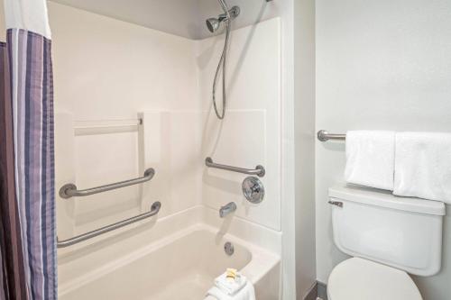 Koupelna v ubytování La Quinta by Wyndham Baton Rouge Siegen Lane