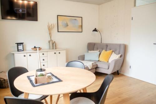 un soggiorno con un tavolo e un divano di Ferienwohnung Kleine Auszeit a Dillingen an der Donau