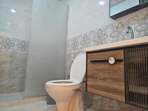 ein Badezimmer mit Toilette und Waschbecken in der Unterkunft Wadi rum sky luxury in Wadi Rum