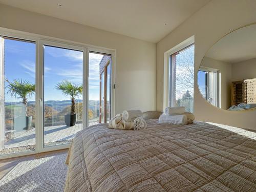 Postel nebo postele na pokoji v ubytování LuxApart Eifel mit privater Sauna