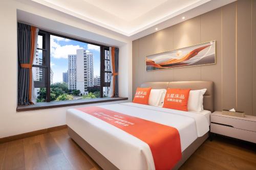 Ένα ή περισσότερα κρεβάτια σε δωμάτιο στο 来咖海景民宿酒店三亚湾海上大都会右岸店