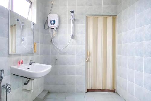 a bathroom with a sink and a shower at SPOT ON 91178 Motel Impian in Seri Manjung