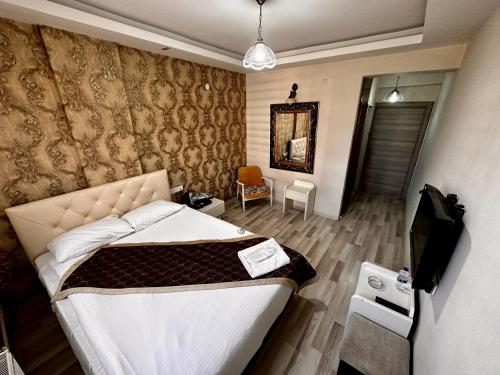 a hotel room with a bed and a mirror at Hotel seven park in Nevsehir