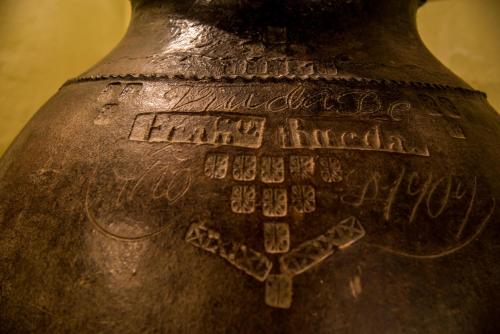 an old vase with writing on the side of it at Hotel Boutique Posada Dos Orillas in Trujillo