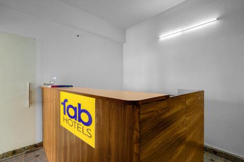 チェンナイにあるFabHotel Pavis Innのアイーダ・インダストリーズの看板が掲げられた木製の演壇