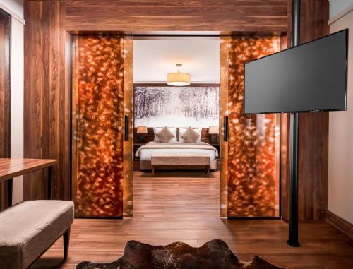 une chambre avec un lit et une télévision dans une pièce dans l'établissement Dorukkaya Ski & Mountain Resort, à Kartalkaya