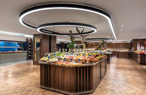 Kartalkaya多鲁卡亚滑雪酒店的酒店大堂的自助餐点,包括食物