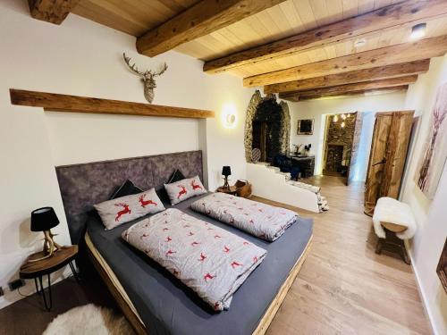 Ένα ή περισσότερα κρεβάτια σε δωμάτιο στο Chasa Sentima