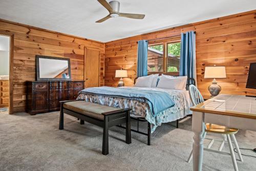 South UnionにあるDogwood Cabin w Dockのベッドと机とテレビのある寝室