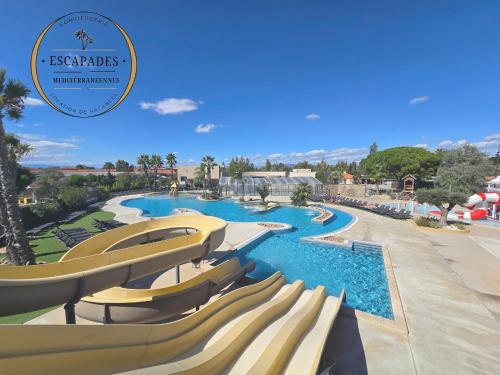 Der Swimmingpool an oder in der Nähe von L'Eden Mobil Home à 200m de la plage Camping 5 étoiles Parc Aquatique