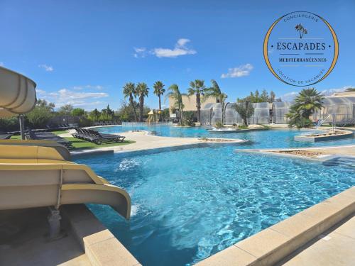 Πισίνα στο ή κοντά στο L'Eden Mobil Home à 200m de la plage Camping 5 étoiles Parc Aquatique