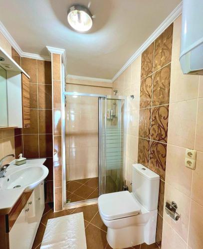 a bathroom with a toilet and a shower and a sink at Amasra Doğa Apart in Amasra