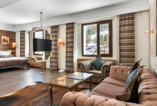 ein Wohnzimmer mit Sofa und Tisch in der Unterkunft Kaya Palazzo Ski & Mountain Resort in Kartalkaya