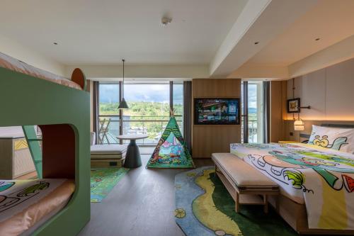een slaapkamer met twee bedden en een balkon bij Holiday Inn Pu'er Jingmai by IHG in Mengman