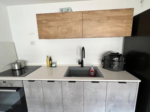 Кухня или мини-кухня в הסטודיו
