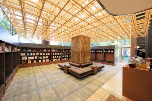 Η βιβλιοθήκη του ξενοδοχείου