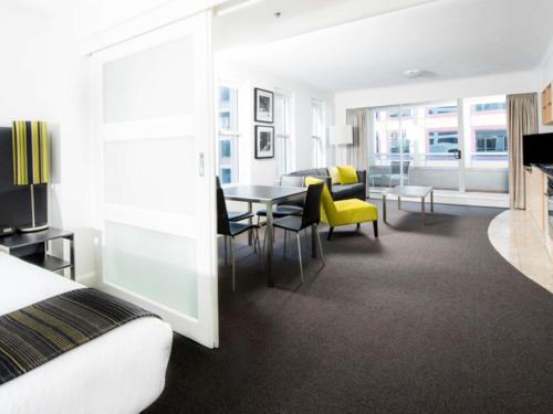 Μια τηλεόραση ή/και κέντρο ψυχαγωγίας στο Mantra on Kent