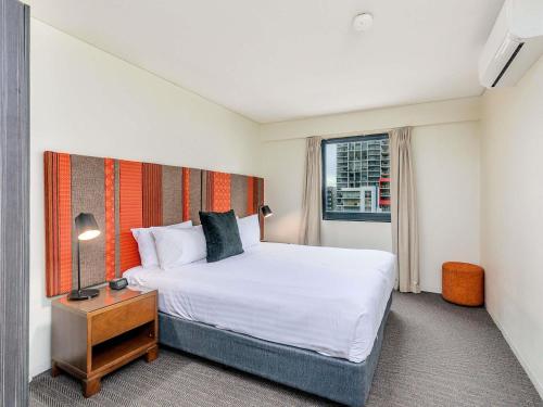 Postel nebo postele na pokoji v ubytování Mantra on Hay Perth